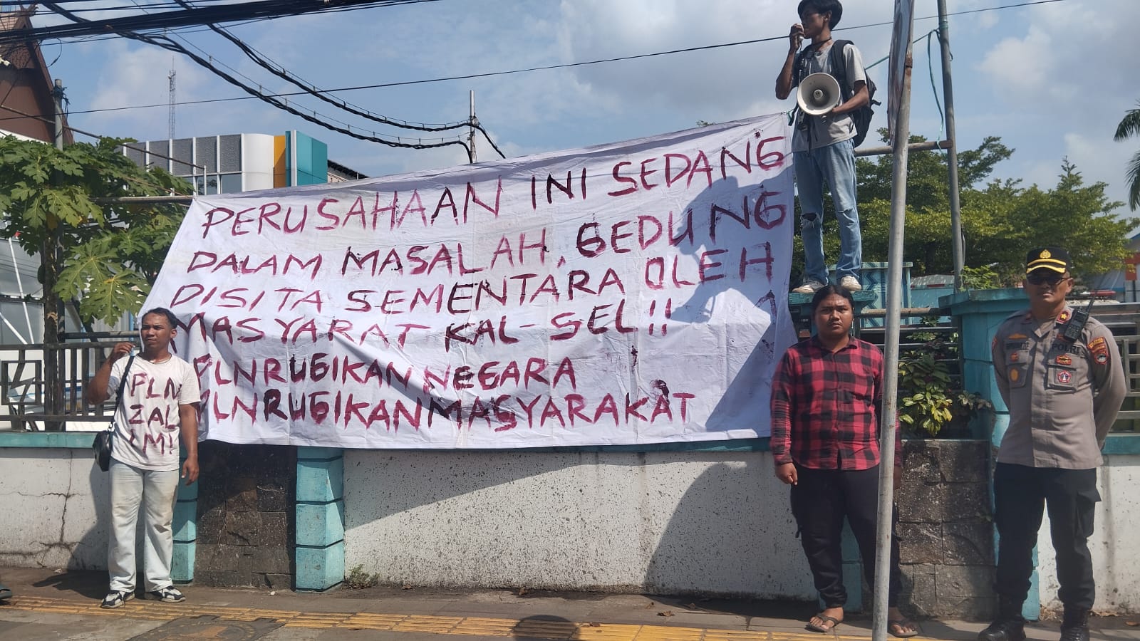 Aliansi Pemuda Banjarmasin ‘Geruduk’ Kantor PLN, Tuntut Pertanggungjawaban Krisis Pemadaman Listrik