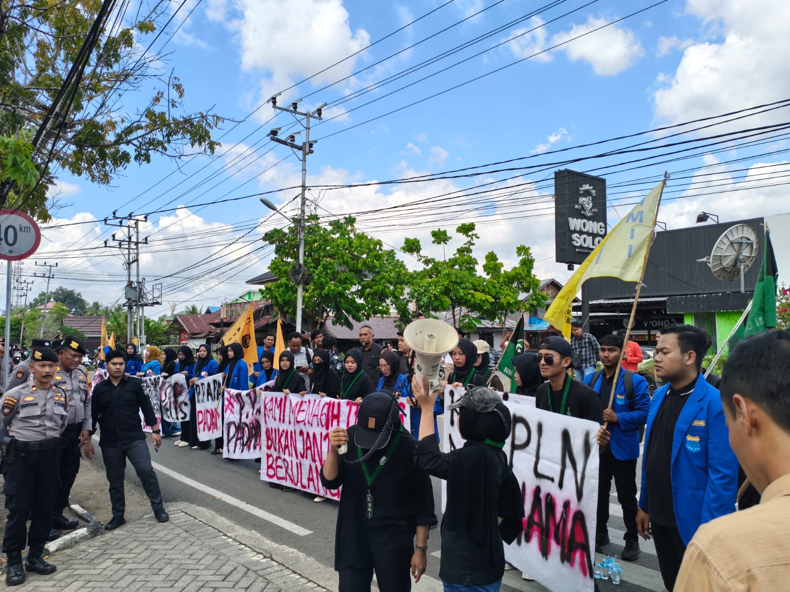 Mahasiswa HST ‘Serbu’ PLN UP3 Barabai, Protes Krisis Listrik Berkepanjangan