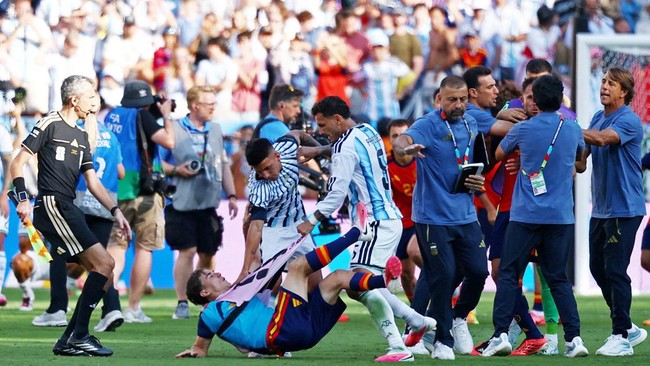FIFA Sanksi Argentina: Paredes Dihukum 10 Laga, AFA Didenda Rp5,6 M