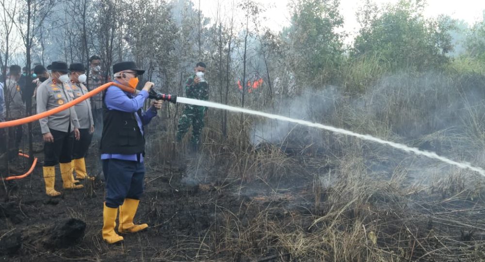Gubernur Muhidin Bersama Wamenko Lakukan Pembasahan Lahan Gambut
