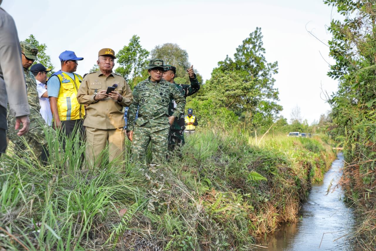 Gubernur Kalsel Cek Saluran Irigasi di Cindai Alus, Pastikan Distribusi Air ke Titik Karhutla Lancar