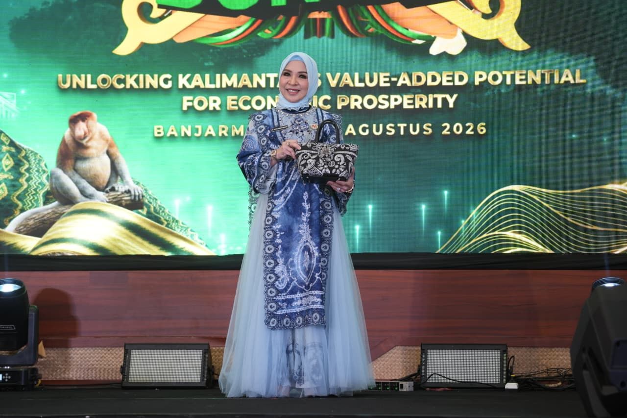 Hj Fathul Jannah Tampil Memukau dengan Balutan Sasirangan pada Wastra Nusantara Pamor Borneo 2026