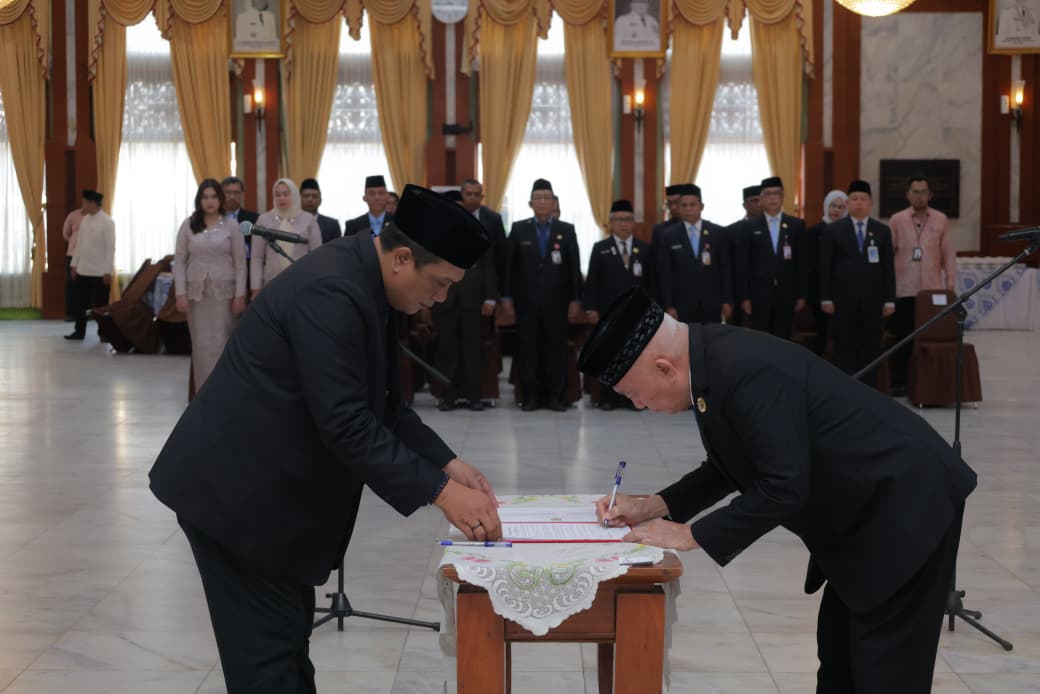 Gubernur Muhidin Lantik Kepala Badan Kesbangpol