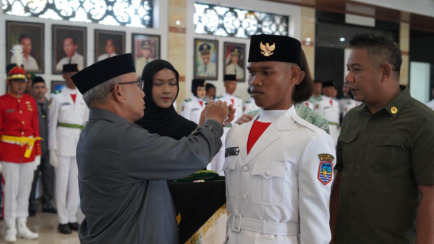 Bupati Kotabaru Muhammad Rusli Kukuhkan 42 Anggota Paskibraka Kotabaru Tahun 2026