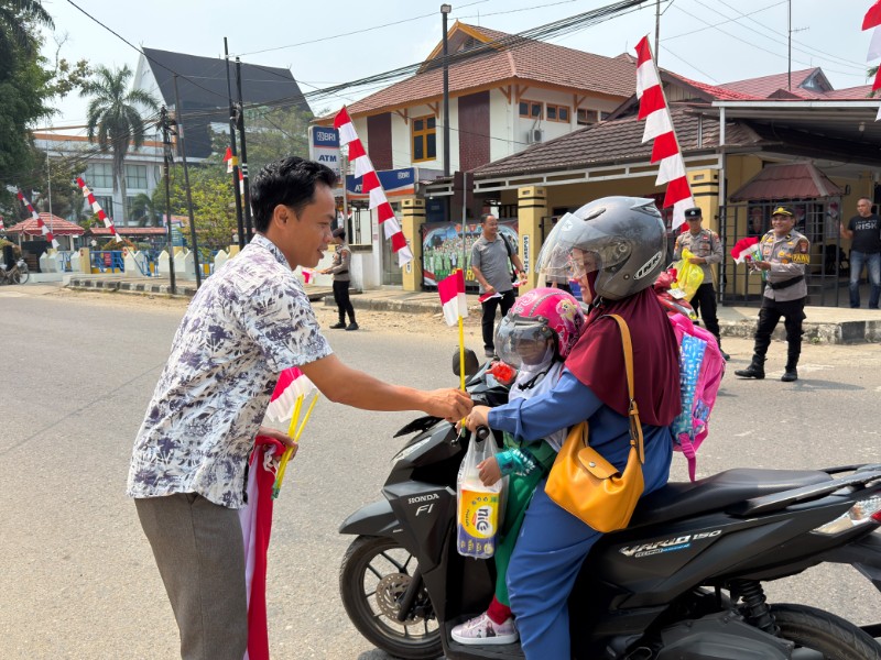 Polres HST Bagikan Bendera Merah Putih kepada Masyarakat
