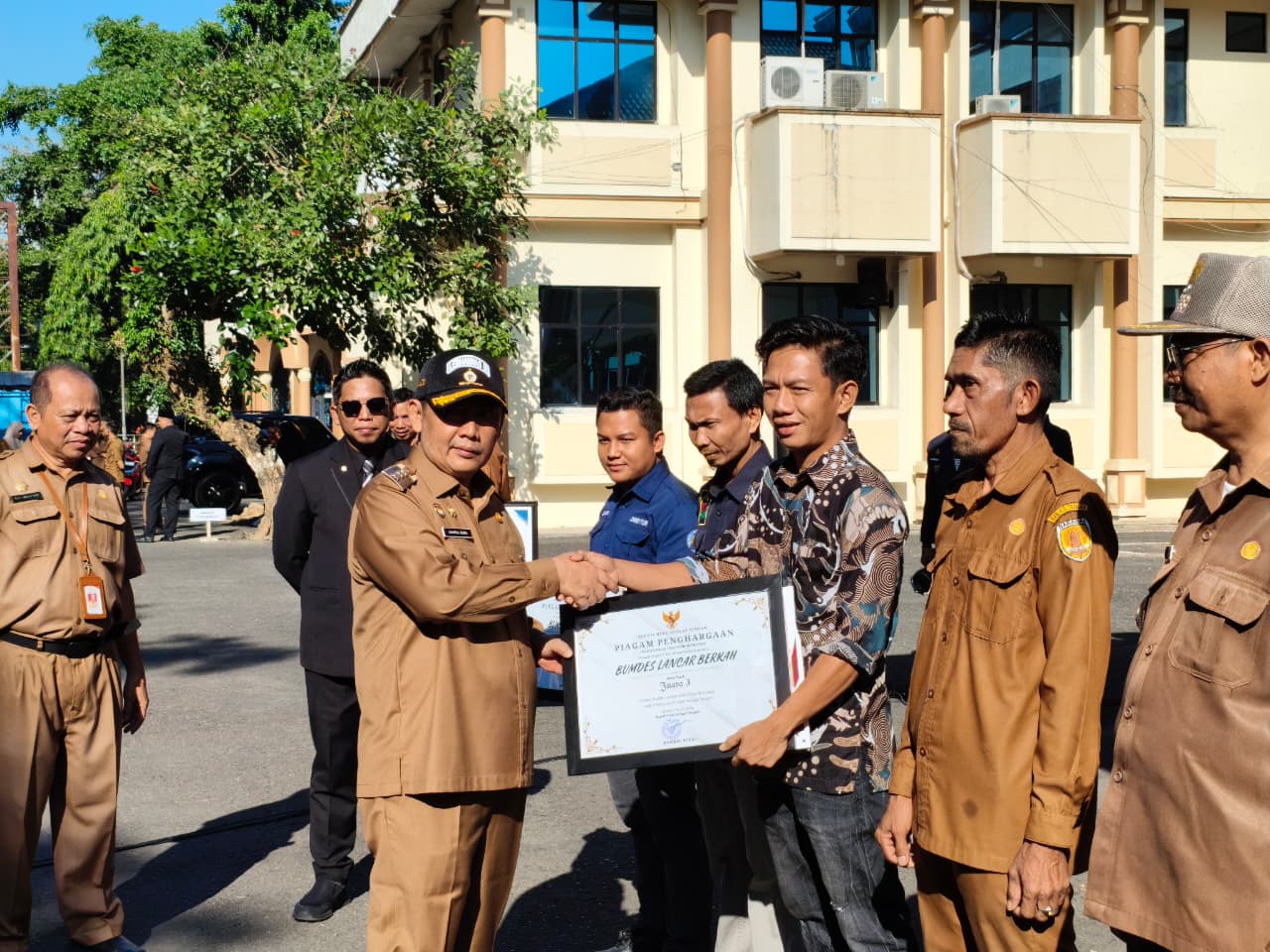 Desa Berinovasi dan Berprestasi Raih Penghargaan, Bupati HST Dorong Kemandirian