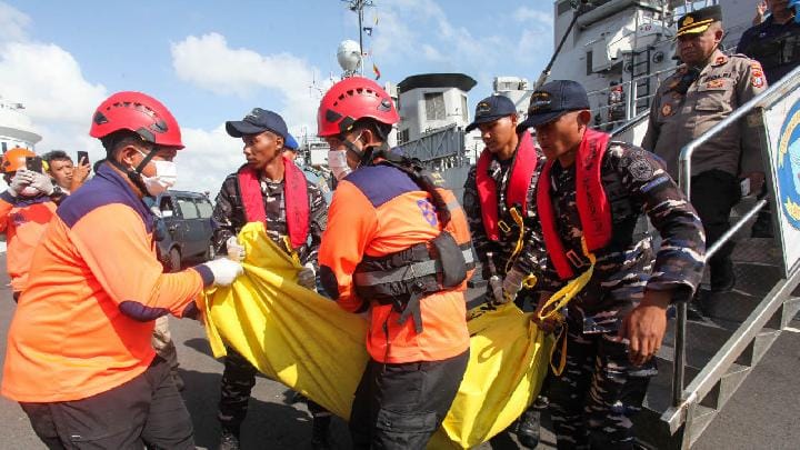 Evakuasi 62 Korban KM Mutiara dari Pulau Masalembu Terhambat
