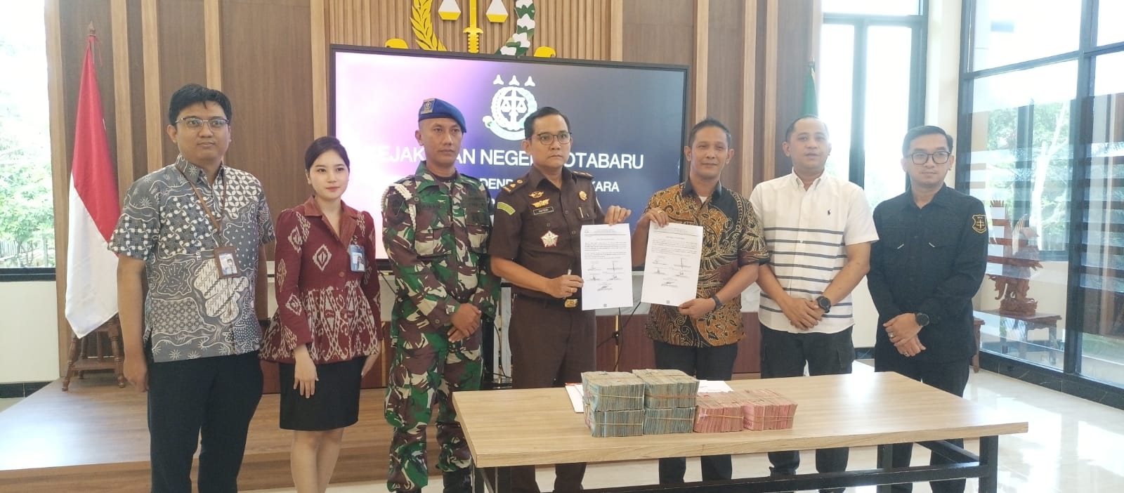 Kejari Kotabaru Setorkan Denda Rp400 Juta dari Dua Perkara Tambang Ilegal ke Kas Negara