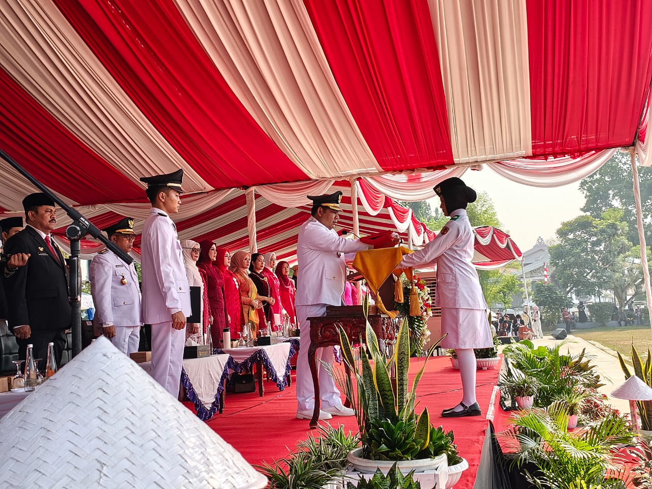 Samsul Rizal Bertindak Sebagai Inspektur Upacara Peringati HUT Ke-81 RI