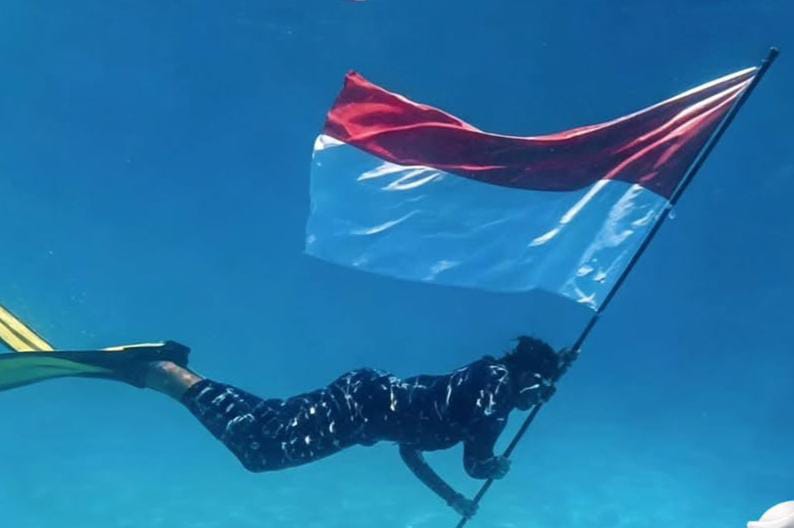 Prajurit Lanal Kotabaru Bentangkan Merah Putih di Dasar Laut Samber Gelap