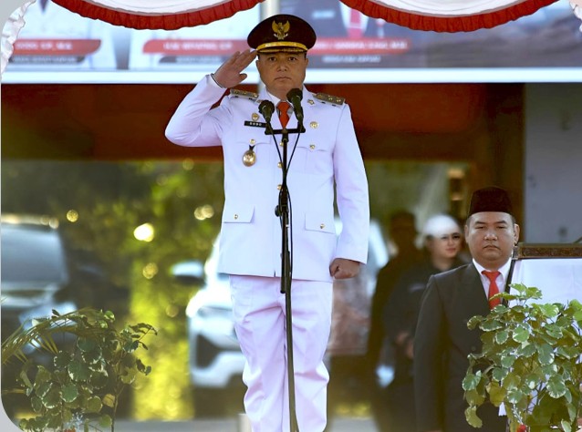 Paskibraka Kapuas Bentuk Formasi “RI 81” Saat Penurunan Bendera Merah Putih