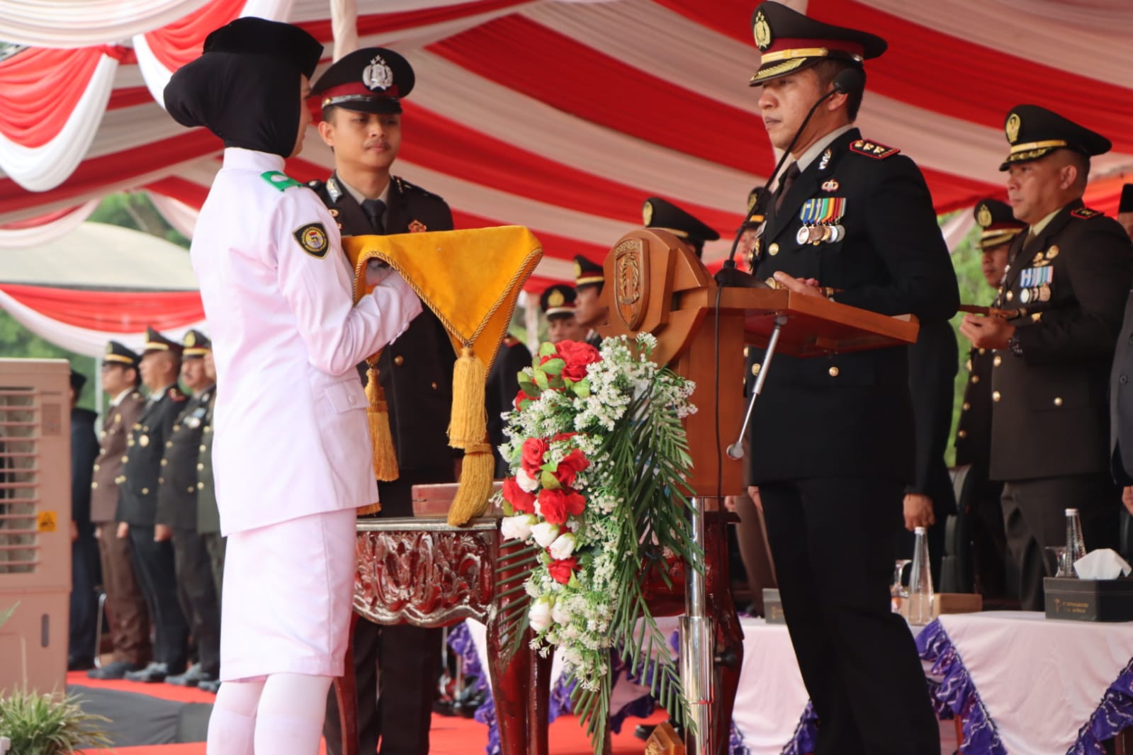 Kapolres HST Jadi Inspektur Upacara Penurunan Bendera