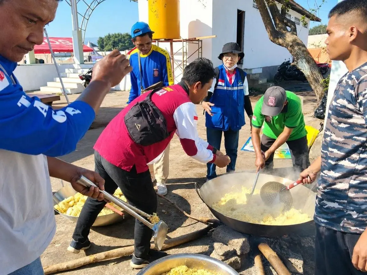 Dapur Darurat Minim, Pengungsi Gempa NTT Memasak Sendiri di Tenda Masing-masing