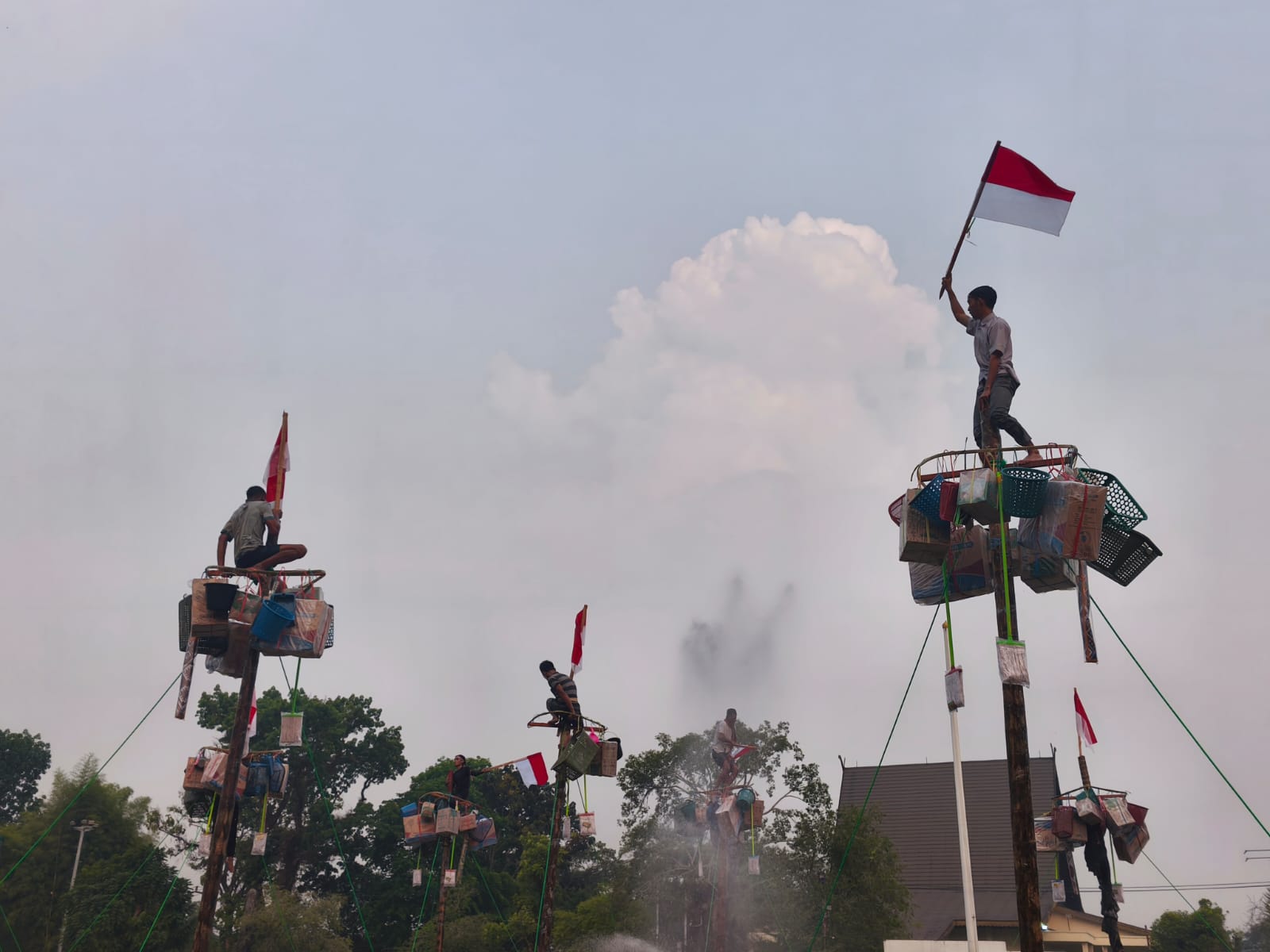 Momen HUT RI di HST, Panjat Pinang Jadi Wadah Perkuat Gotong Royong dan Kebersamaan