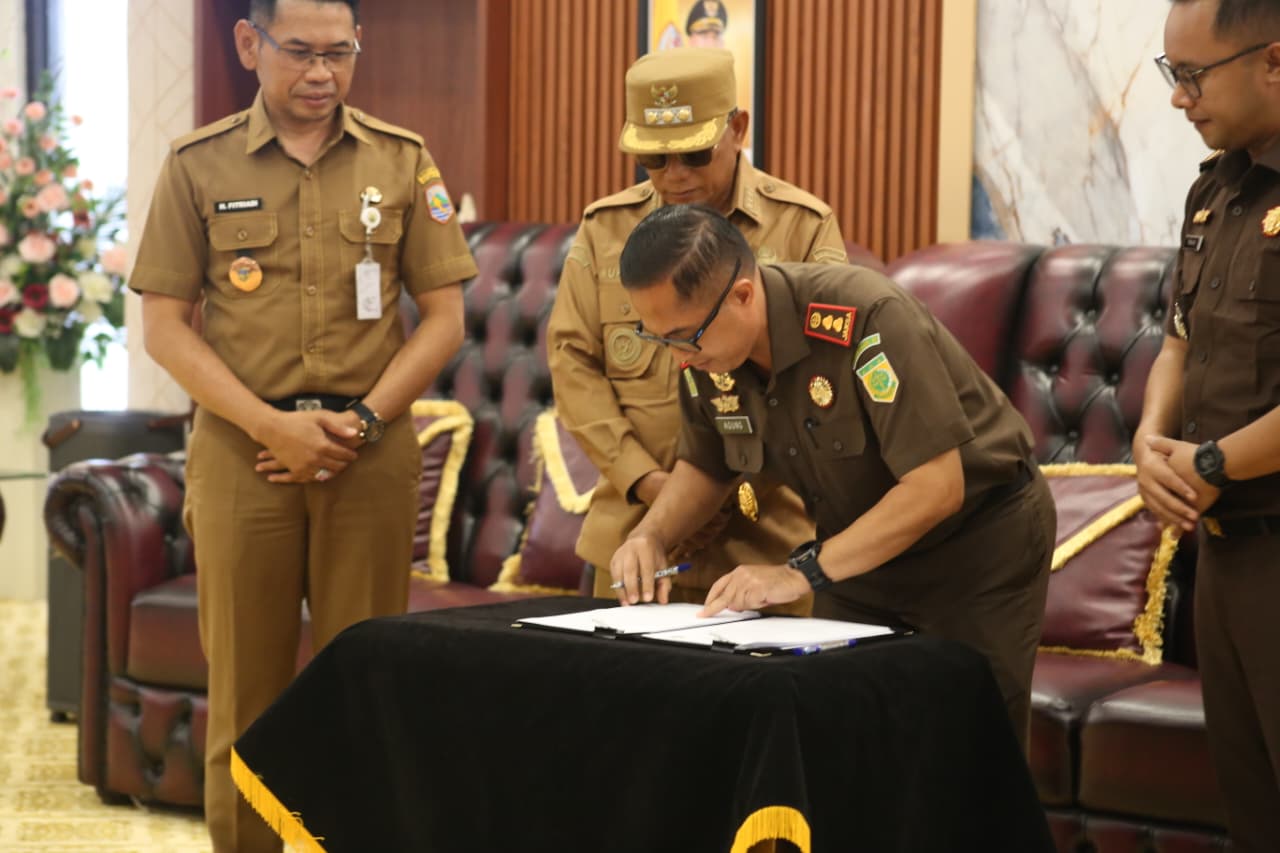 Teken MoU, Pemkab Kotabaru Perkuat Sinergi Hukum dengan Kejari