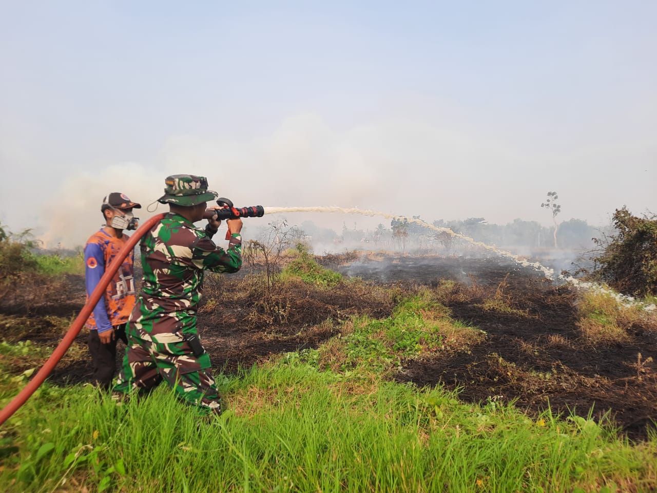 Koramil LAU Bersama Tim Gabungan Tangani Karhutla di Desa Parumahan