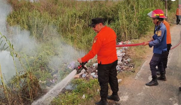 Bupati Samsul Rizal dan Forkopimda Turun Langsung Memadamkan Karhutla