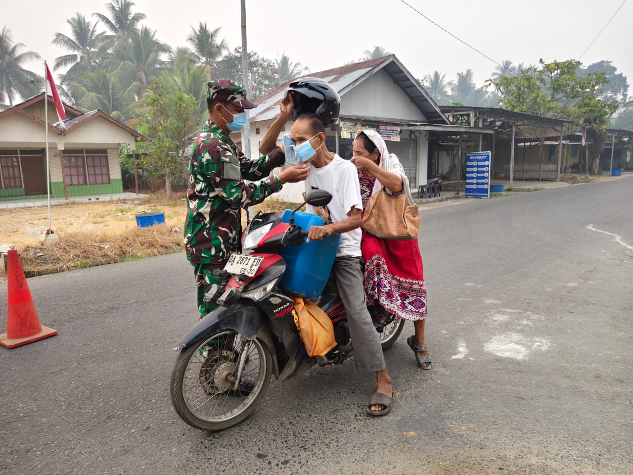 TNI Hadir di Tengah Warga, Koramil Pandawan Bagikan Masker Gratis