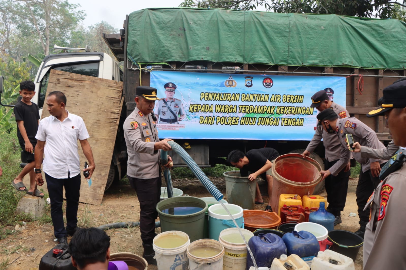 Polres HST Distribusikan Air Bersih untuk Warga Terdampak Kekeringan