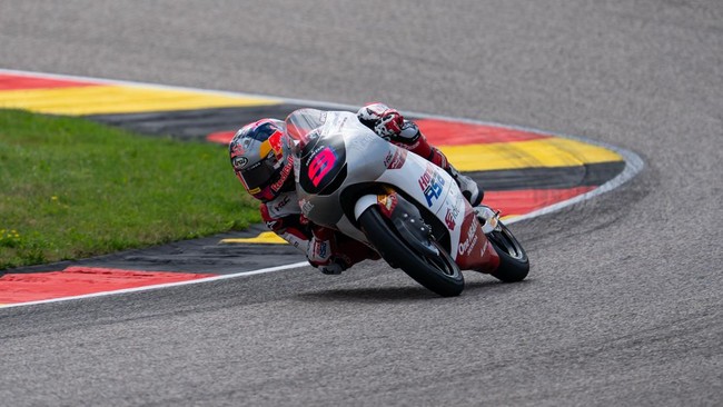 Moto3 Inggris 2026: Momentum Veda Ega Dekati Papan Atas