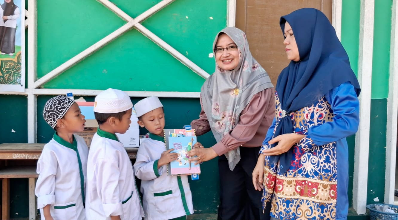 Anggota DPRD Kapuas Hj Masliana Bagikan Perlengkapan Sekolah untuk Siswa Baru di Anjir Serapat