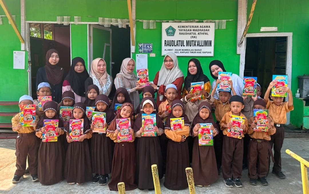 Anggota DPRD Kapuas Masliana Tanamkan Semangat Kemerdekaan Lewat Buku Mewarnai