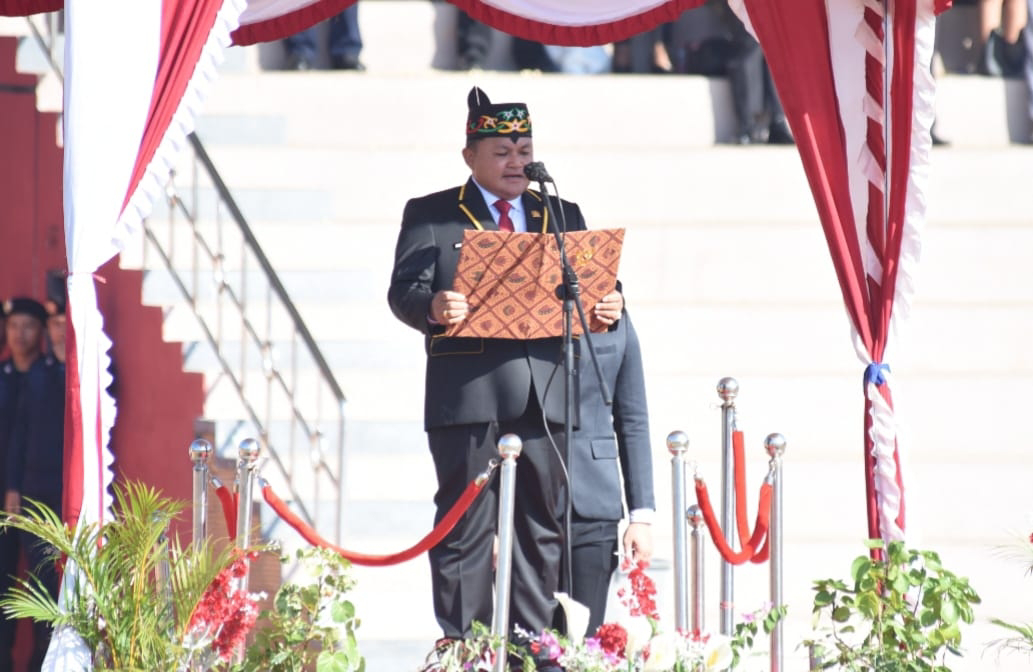 Ketua DPRD Kapuas Bacakan Pembukaan UUD 1945 pada Upacara HUT Kemerdekaan RI