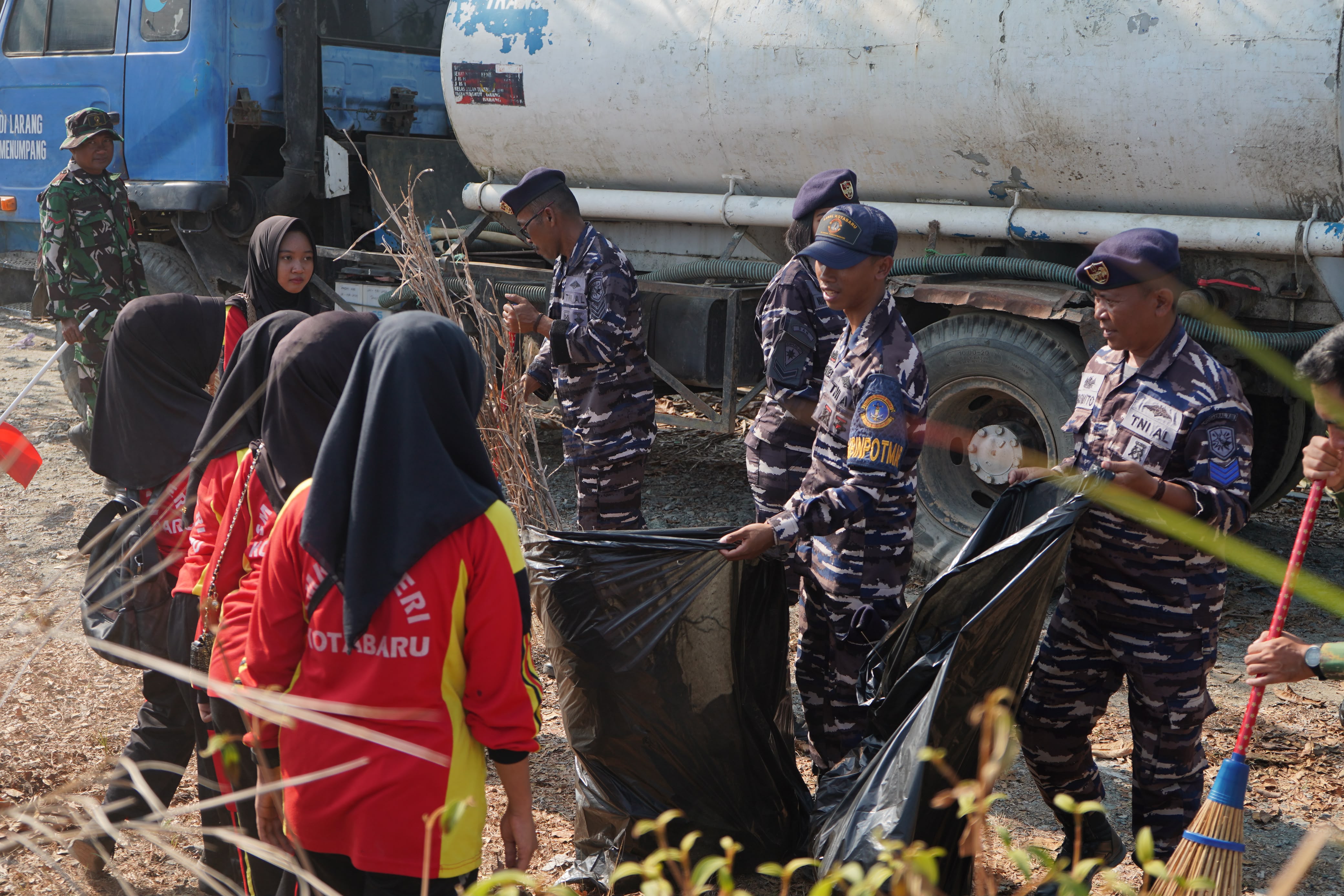 Lanal Kotabaru Gelar Bakti Sosial, Bersih Pelabuhan Penyeberangan Fery hingga Bagikan Sembako untuk Masyarakat