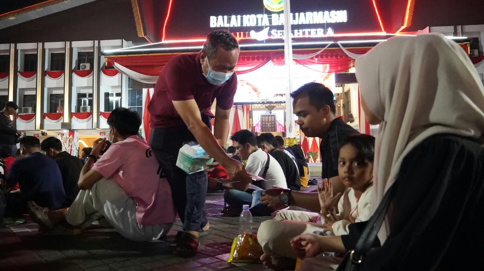 Tim Siaga Bagikan 2.500 Masker di Nobar Indonesia vs Singapura