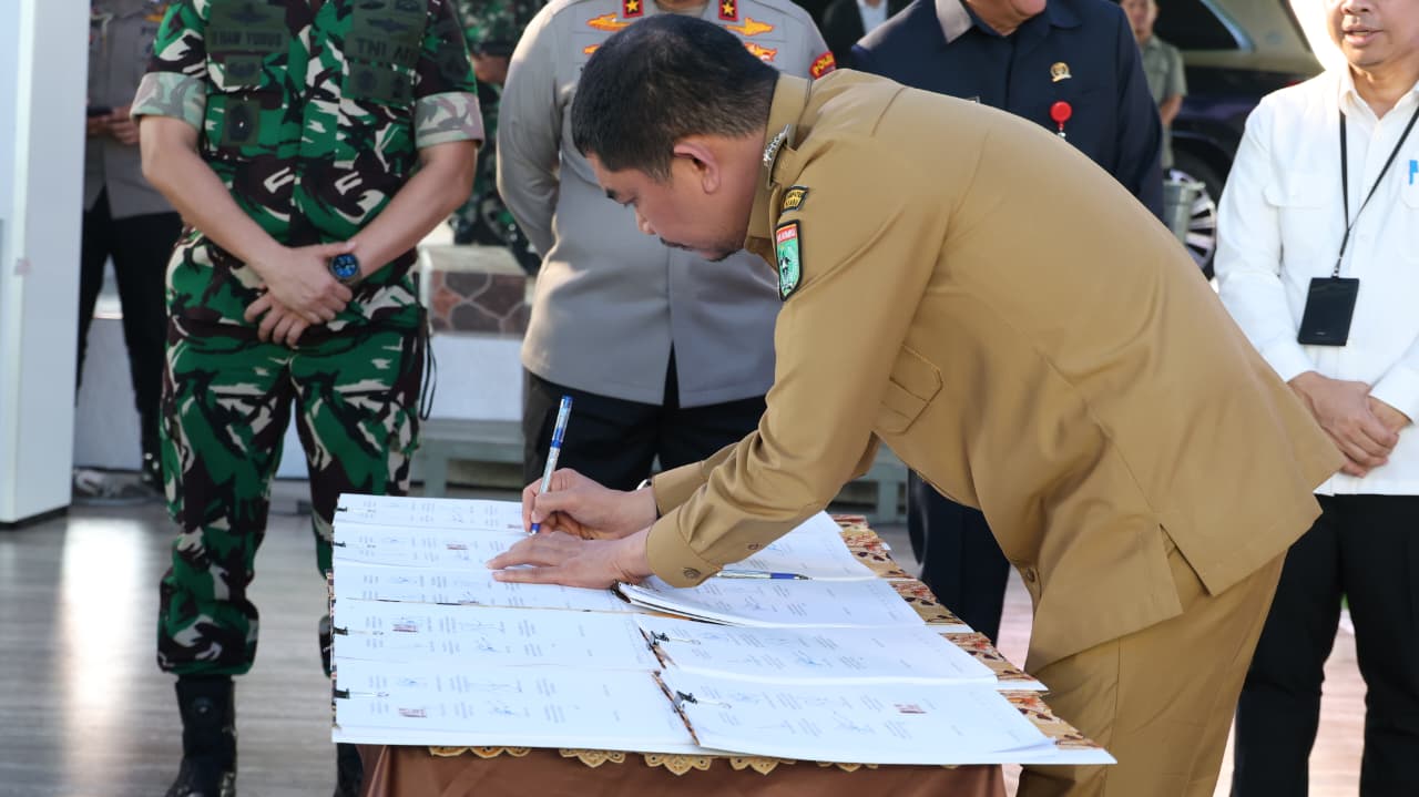 Bupati Tanah Bumbu Tandatangani Kesepakatan Pilot Project Penanganan Jembatan Non-Nasional