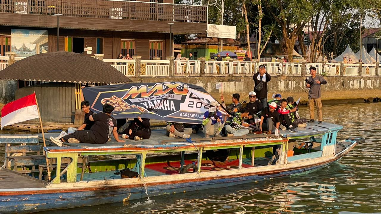 Nikmati Susur Sungai Martapura, Komunitas Yamaha Bentangkan Spanduk Maxi Day 2026 di Kelotok