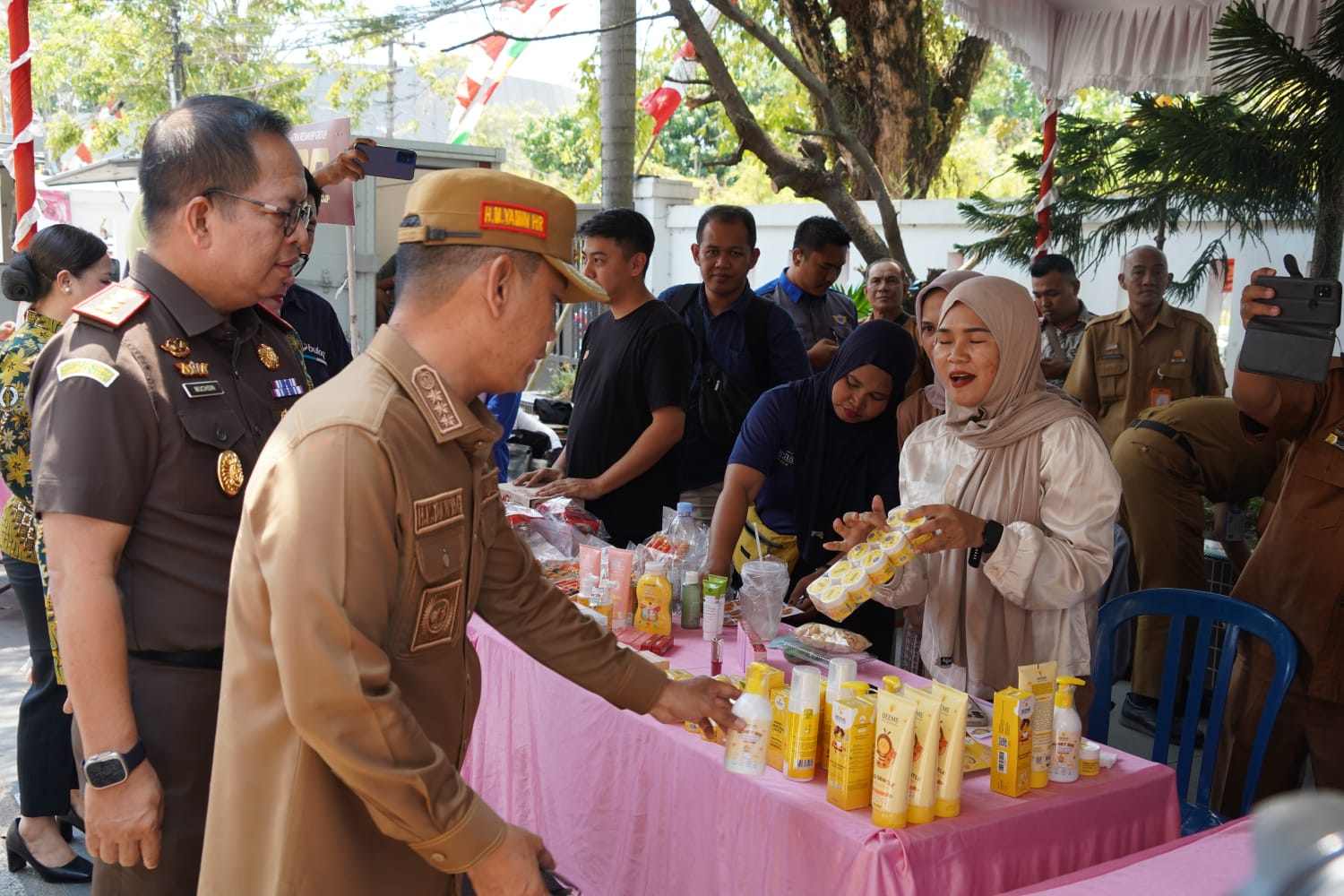 Warga ‘Serbu’ Pasar Murah di Halaman Kejari Banjarmasin