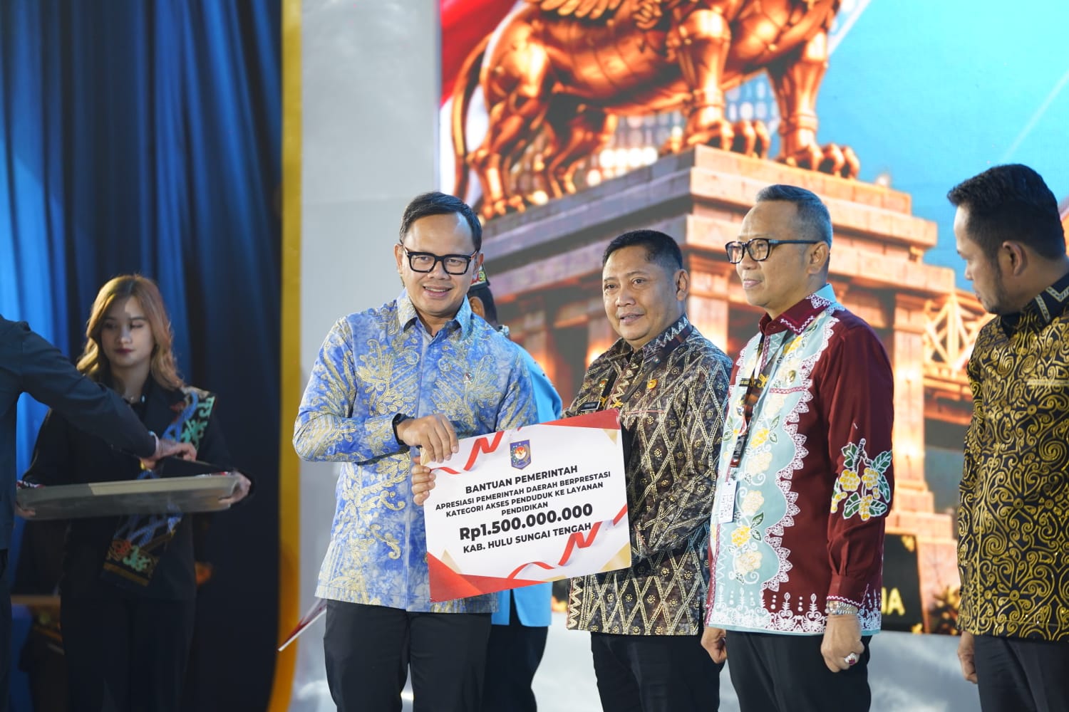 Samsul Rizal Terima Penghargaan Terbaik II Kategori Akses Penduduk terhadap Layanan Pendidikan