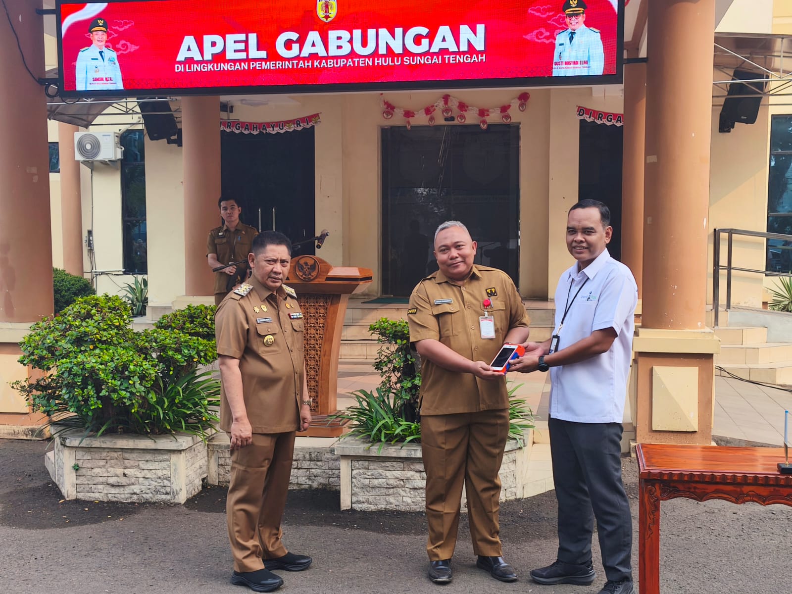 Pemkab HST Terima Bantuan 10 Unit Smart Elektronik Data Capture dari Bank Kalsel