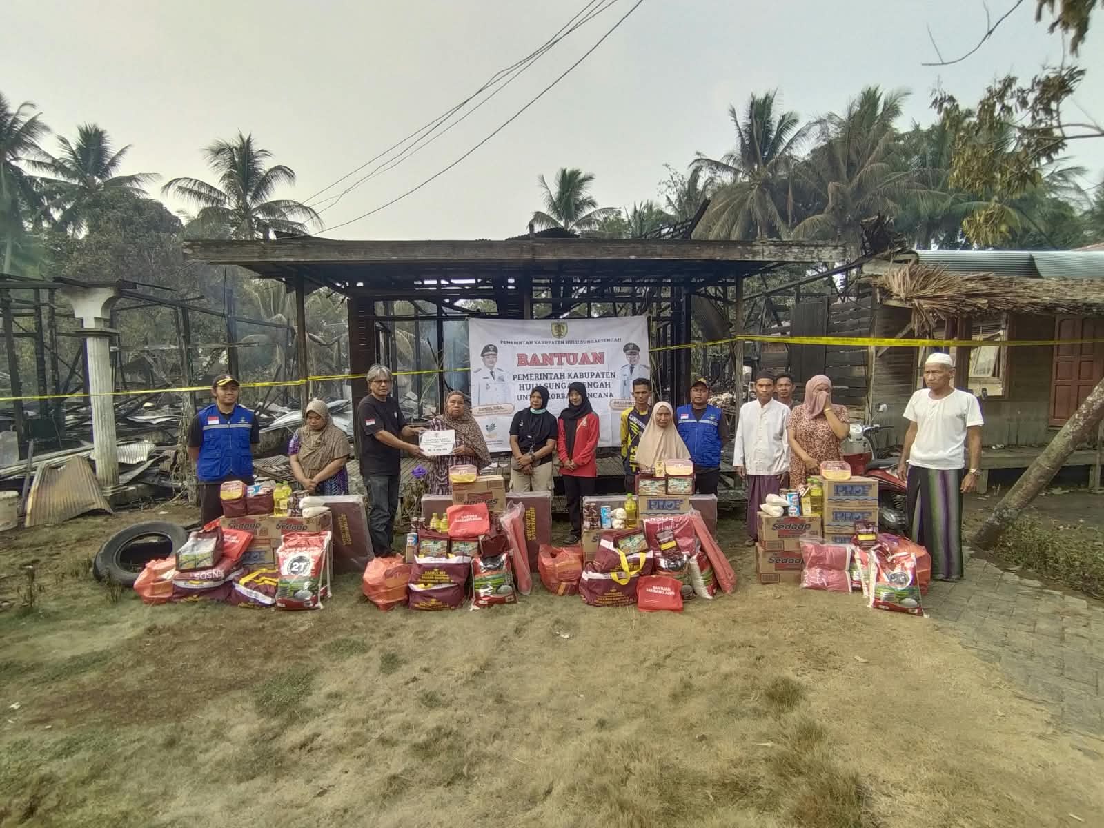 Pemkab HST Salurkan Bantuan untuk Korban Terdampak Kebakaran di Desa Bakti