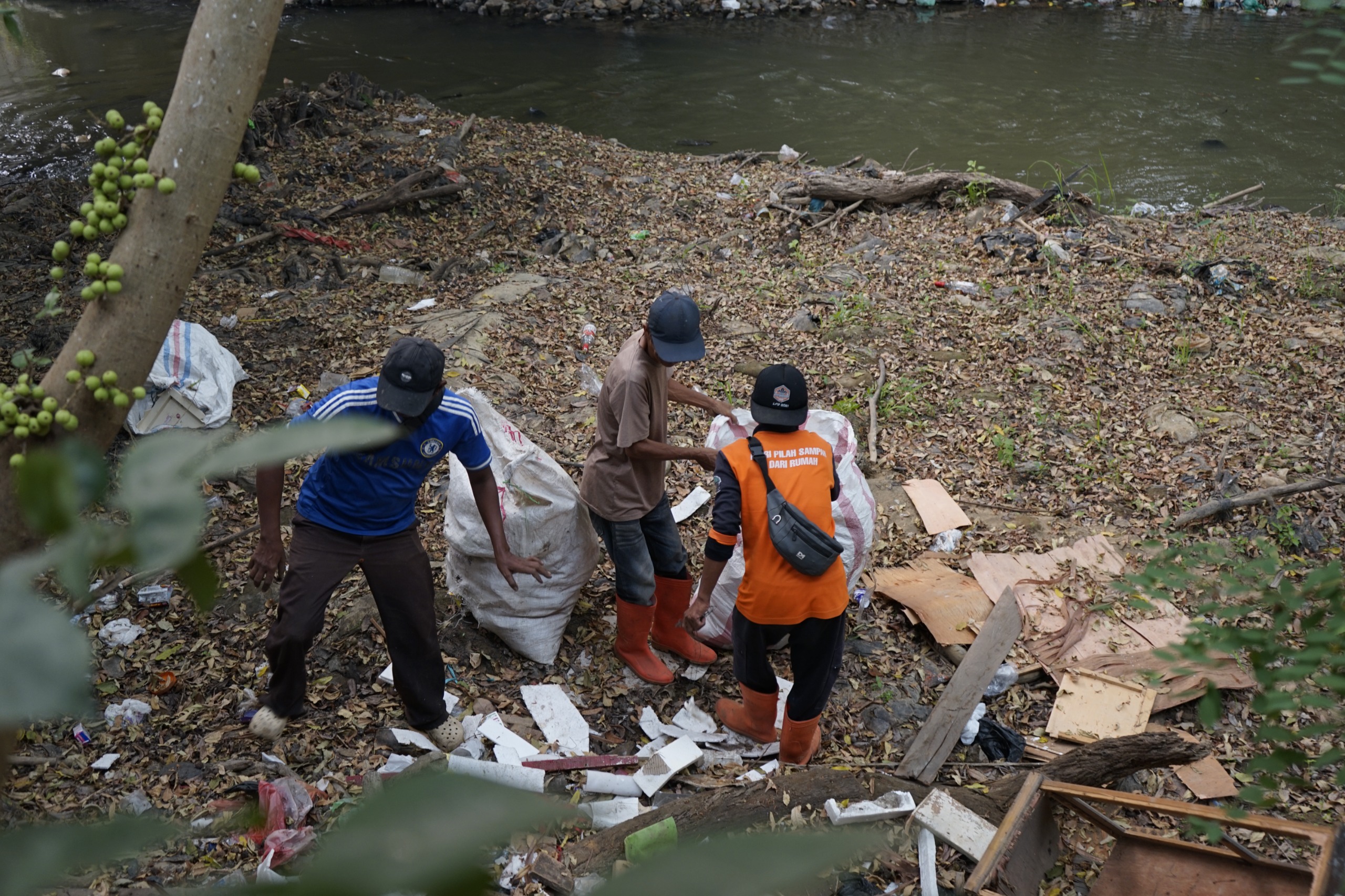DLH HST Bersama Pasukan Kuning Bersihkan Sampah Sungai Barabai