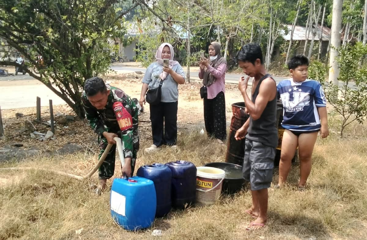 Kodim HST Distribusikan Air Bersih untuk Warga Muara Rintis