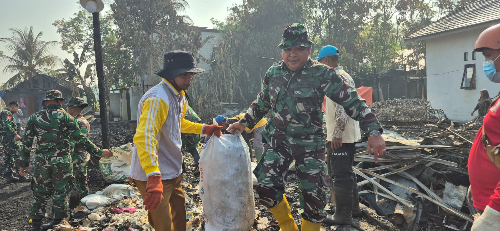 TNI dan Masyarakat Bersihkan Sisa Kebakaran di Desa Sungai Jaranih