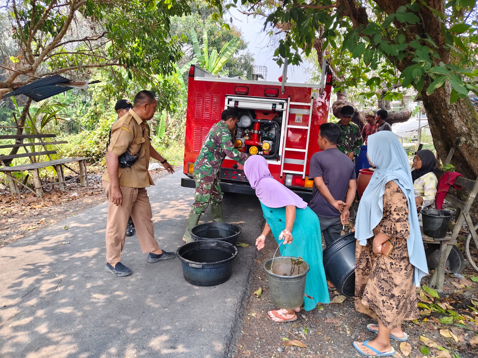 Kodim HST Distribusikan Air Bersih untuk Warga Labuan Amas Utara
