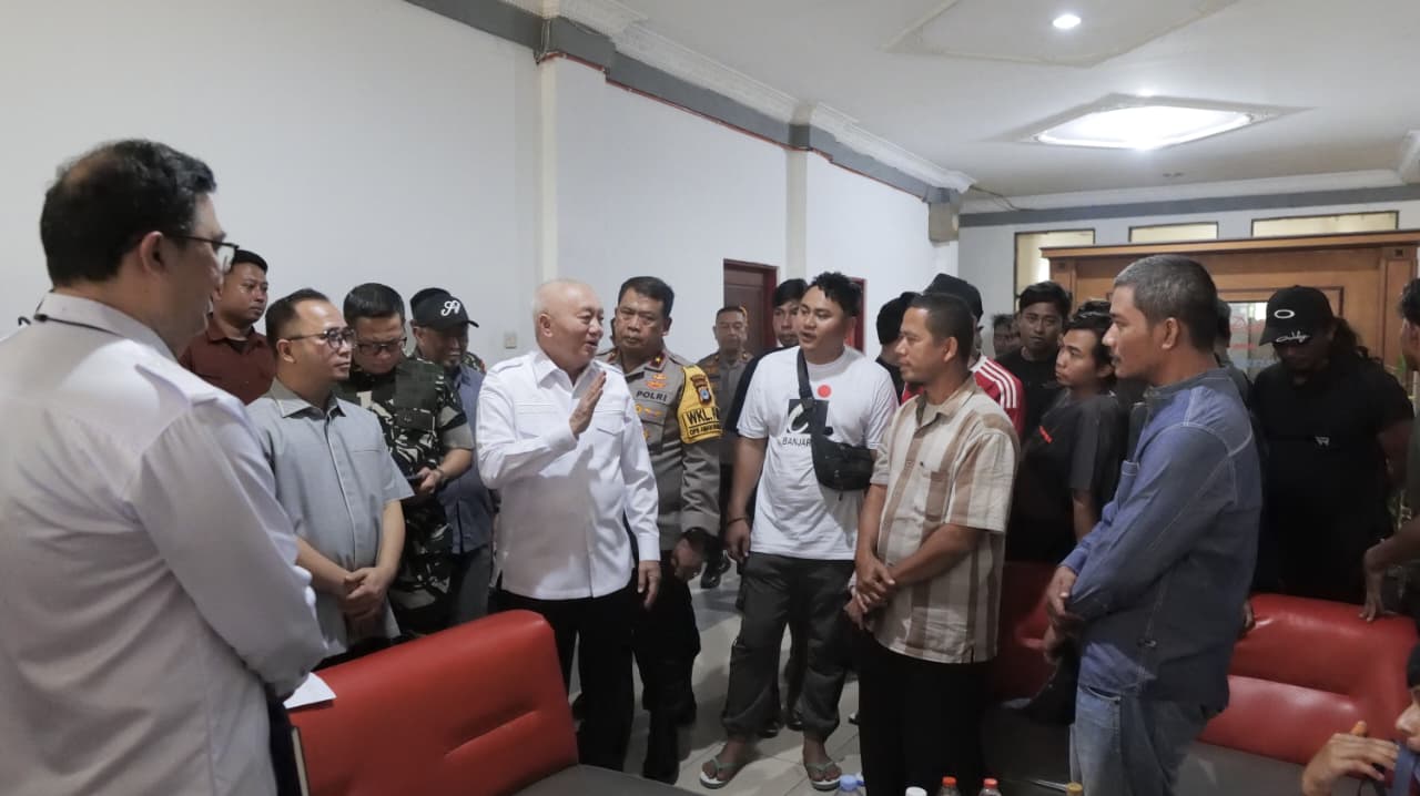 Sambangi Korban Kapal Virgo di Hotel Kharisma, Gubernur Kalsel Serahkan Bantuan Uang Pribadi
