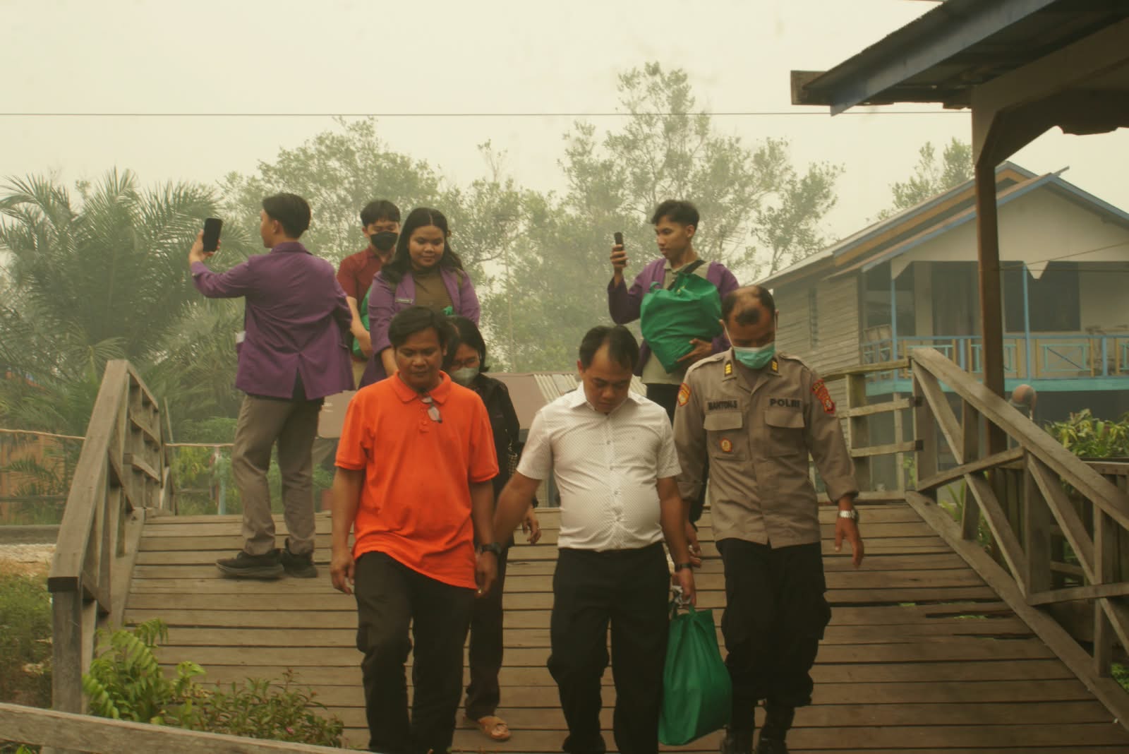 Relawan Karhutla Tumbang Nusa Bertahan di Tengah Asap: Solidaritas yang Terus Menyala