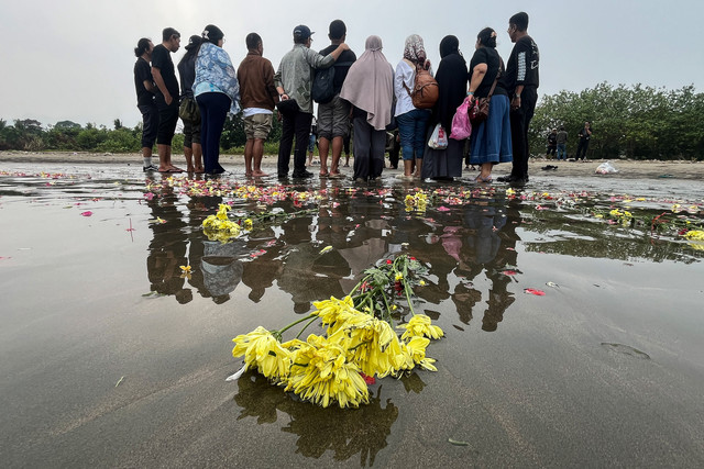 Pencarian Jurnalis Hilang Disetop, Keluarga Tabur Bunga di Selat Sunda