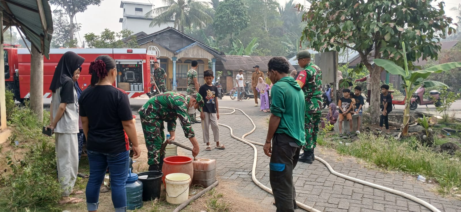 Ratusan Warga Muara Rintis Dapat Suplai Air Bersih dari Kodim 1002