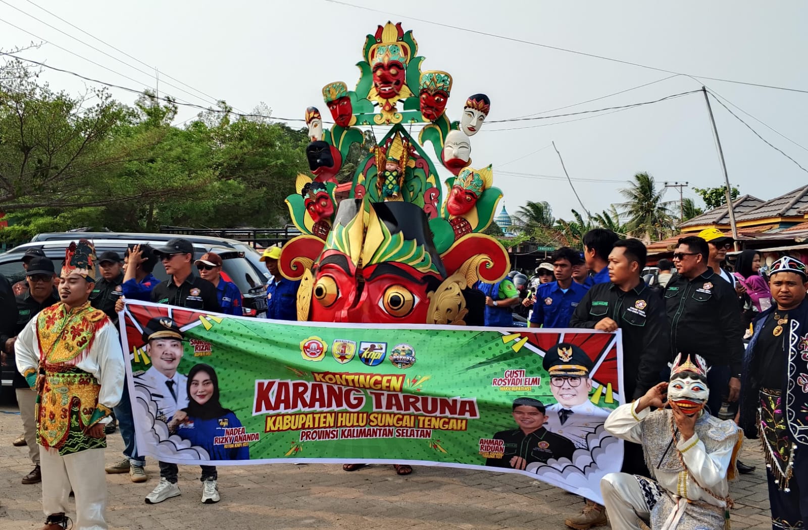 Memukau! Karang Taruna HST Tampilkan Baayun Topeng di KKBWKT Ke-37
