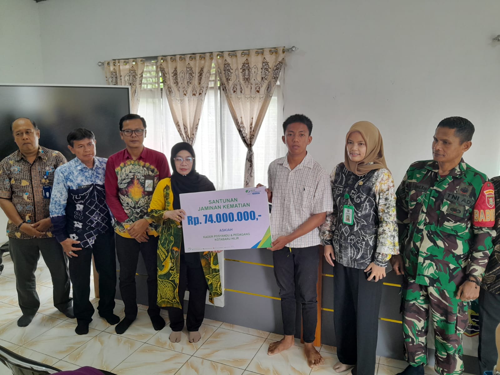 BPJS Ketenagakerjaan Kotabaru Serahkan Santunan JKM, Ahli Waris Terima Rp74 Juta