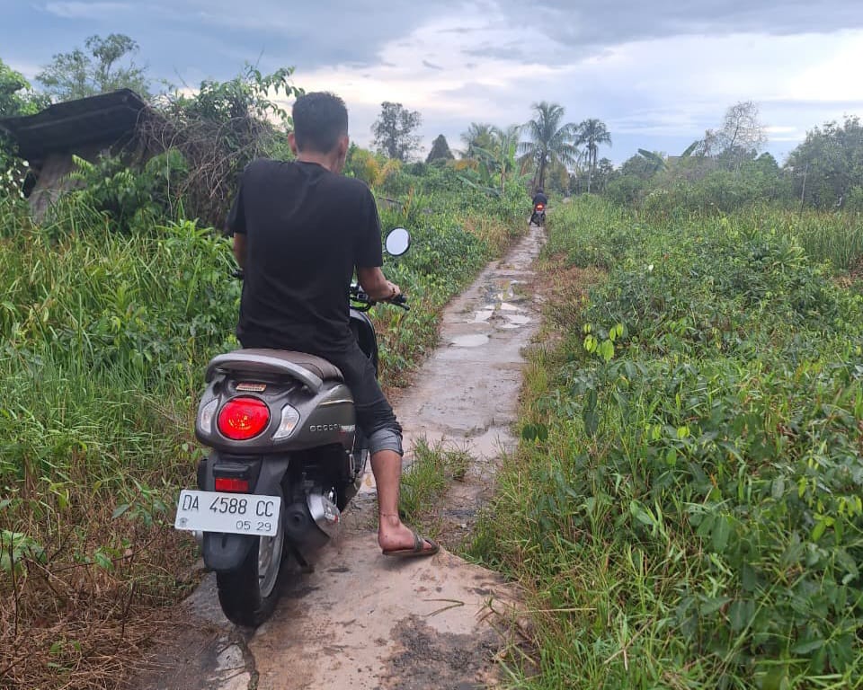 Warga Sei Beras RT 17 Keluhkan Kondisi Jalan, Minta Segera Diperbaiki
