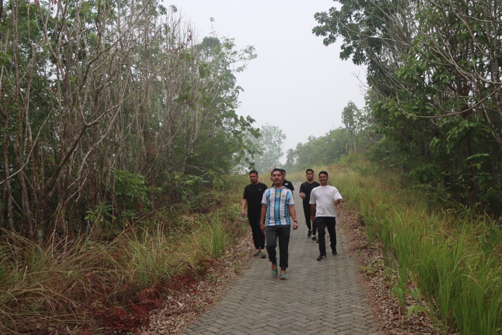 Kapolres HST Jalan Kaki 4 Kilometer ke Puncak Gunung Titi, Pantau Potensi Karhutla