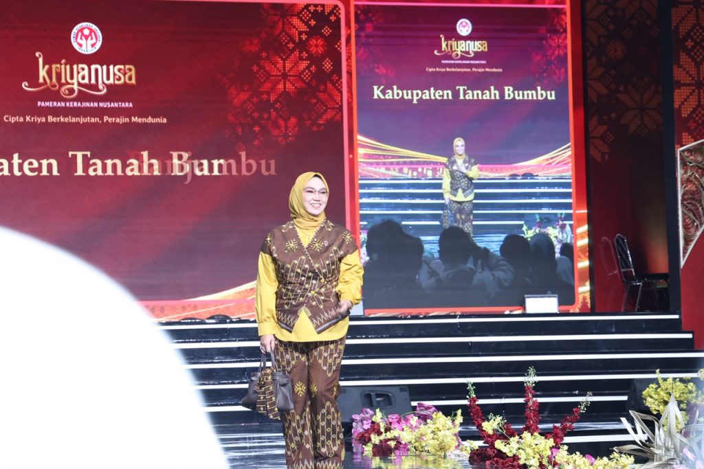 Andi Irmayani Rudi Latif Angkat Pesona Tenun Pagatan di Parade Wastra Kriyanusa 2026
