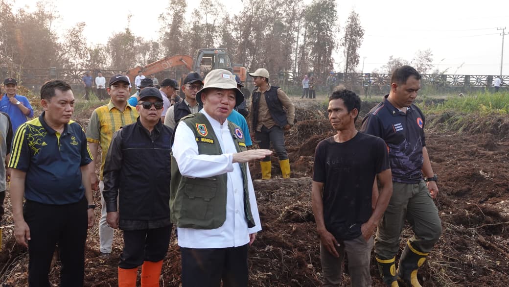 Gubernur Muhidin Kerahkan Alat Berat untuk Pemadaman Karhutla di Kawasan Sambang Lihum