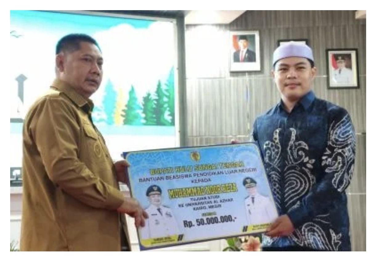 Bupati HST Serahkan Rp20 Juta untuk Juara MTQ dan Beasiswa Pendidikan Rp50 Juta ke Universitas Al Azhar